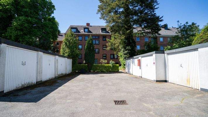 Hausansicht mit Garagen