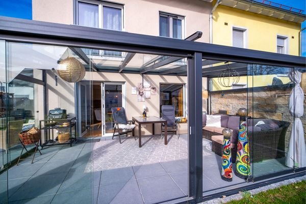 Terrasse mit Wintergarten zum öffnen