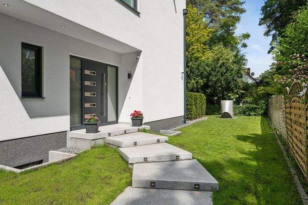 Zuwegung zum Haus mit elegant beleuchteten Granitstufen in Sonderanfertigung