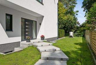 Zuwegung zum Haus mit elegant beleuchteten Granitstufen in Sonderanfertigung