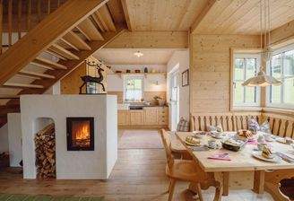 Haus Gössl_Veranda_Esstisch_Küche_Kamin(c)NDZ