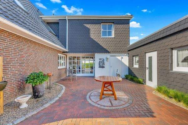 Rückseite Garage und Werkstatt