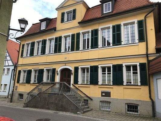 Blick auf das Wohnhaus von der Straße