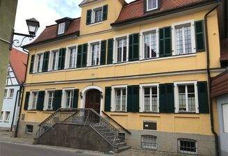 Blick auf das Wohnhaus von der Straße