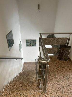 Treppenaufgang zu den Büros und der Einliegerwohnung