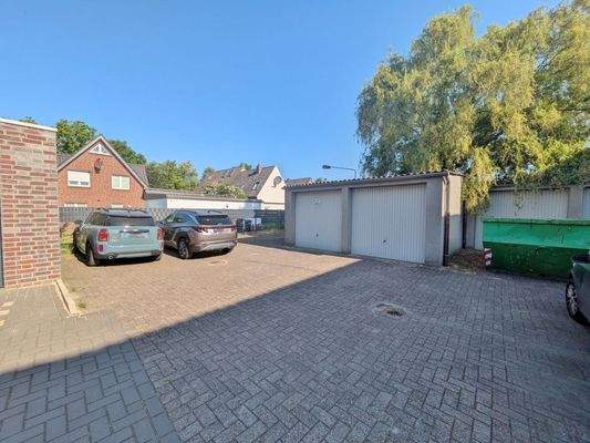 zwei Pkw-Stellplätze hinter dem Gebäude