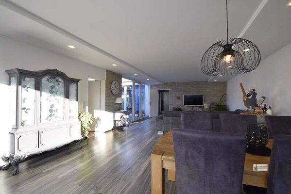 9 Wohnzimmer mit Essbereich und Sofaecke