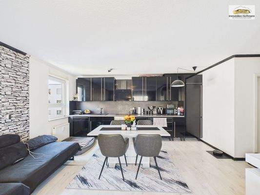 Moderne Einbauküche offen zum Essbereich, viel Stauraum_04