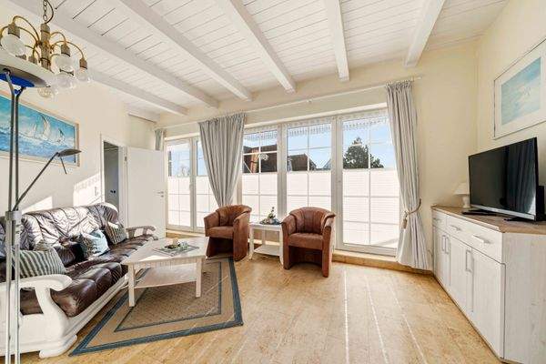 Wohnzimmer mit integrierter Küche & Essbereich