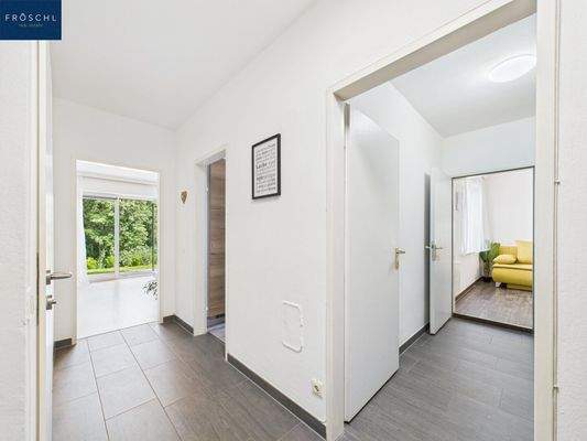 Ansicht Diele und Gang - Blick ins Wohn und Schlafzimmer