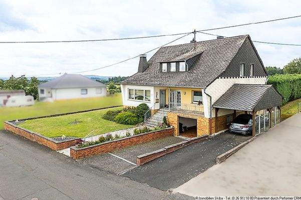 mit Garage und Carport