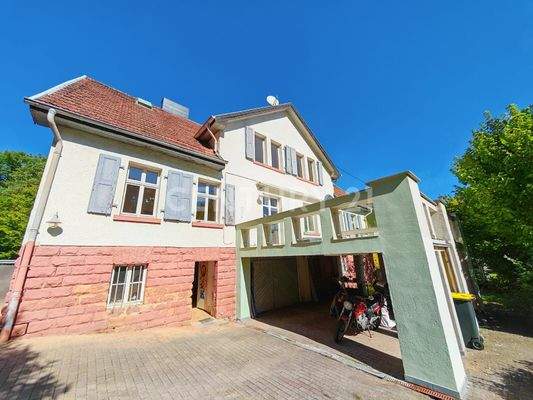 ückseite des Hauses mit 2 von 5 Carport Stellplätzen