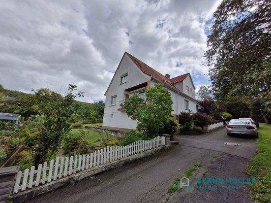 Haus mit Balkon und Gaube