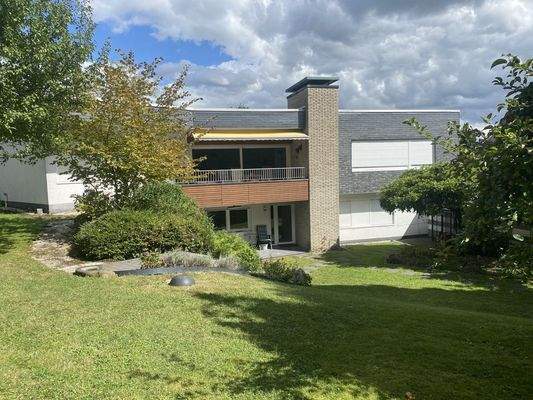 Gartenansicht im Sommer