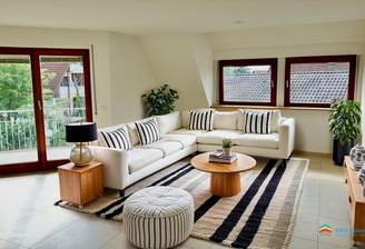 Gr. Wohnzimmer mit Zugang zur Loggia