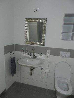 innenliegendes WC mit Absrellflächen