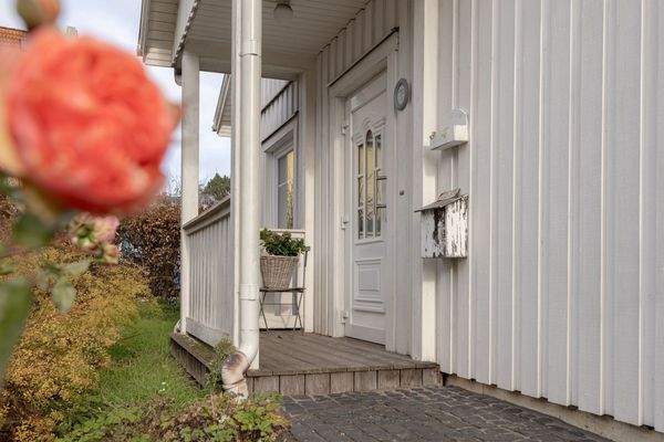 Überdachter Eingangsbereich