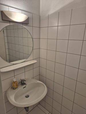 Waschbecken kleines WC.jpg