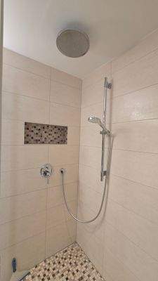 Dusche im Bad.jpg