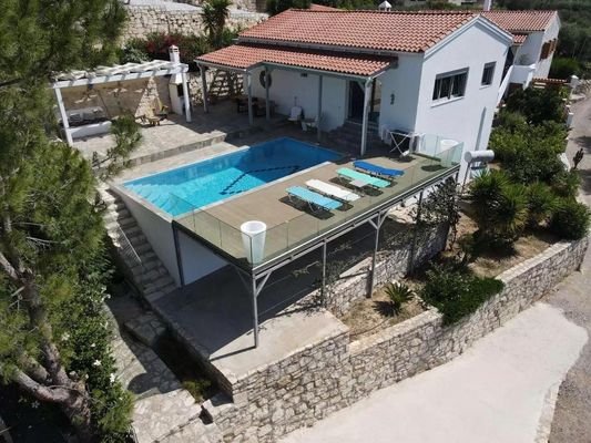 Kreta, Roumeli: Schöne Villa mit Pool zu verkaufen