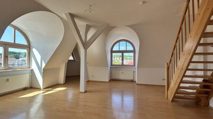 lichtdurchflutetes Wohnzimmer