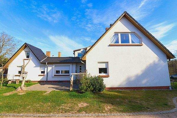 Giebelansicht mit Zugang des Hauses