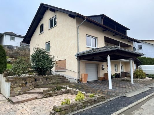 Gepflegtes Anwesen mit viel Platz