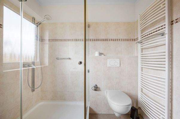 Bad mit Glasduschkabine