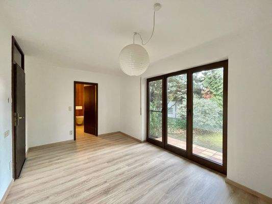 Das Masterschlafzimmer ist komfortabel mit dem Badzimmer verbunden