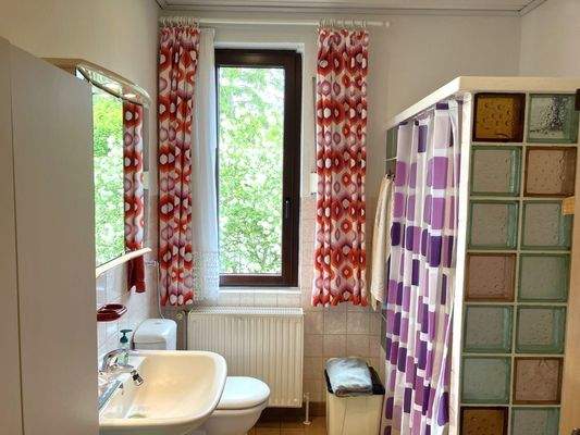 Badezimmer mit Dusche und Wanne