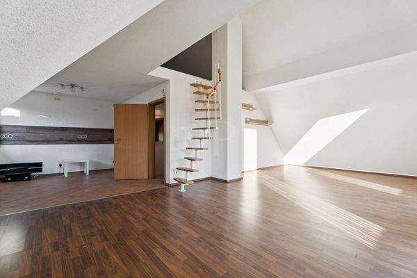 Wohnbereich DG mit Wendeltreppe zum Spitzboden/ WE 2