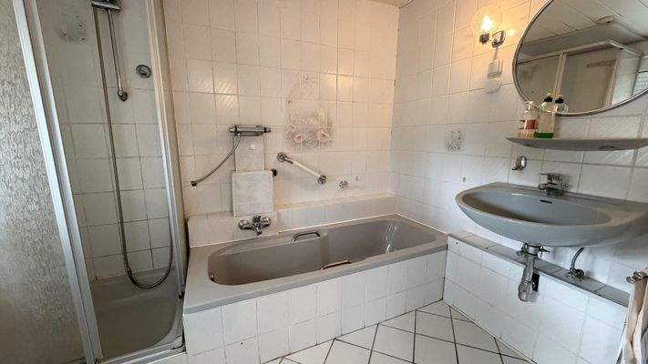 Bad mit Dusche und Badewanne