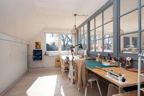 Helles Arbeitszimmer