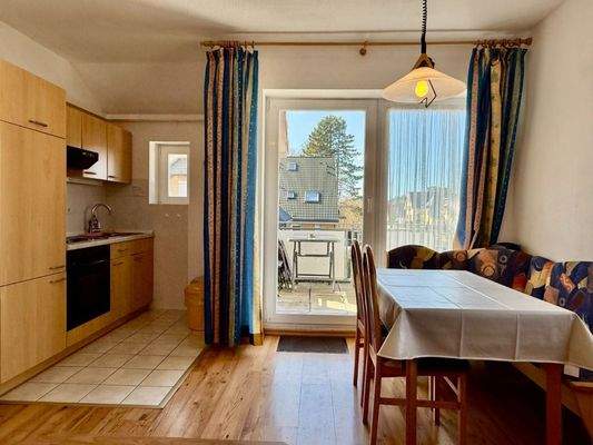 Essbereich, offene Küche und Balkonzugang