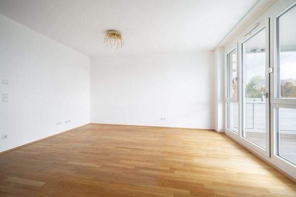 Wohnbereich mit Zutritt auf den Balkon/Erker