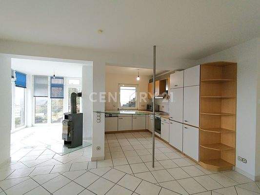 Die Küche mit Zugang zum Wintergarten