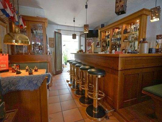 ...mit hauseigener Bar und...