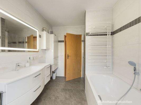 Badezimmer mit Blick zum Flur