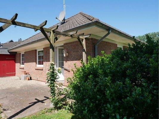 Terrasse mit angrenzendem Carport