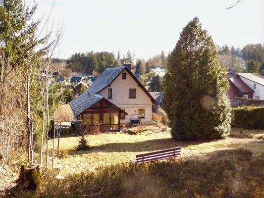 Blick vom Garten zum Haus