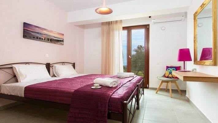 Kreta, Kirianna: Geräumige Villa mit Pool und Dachterrasse zu verkaufen