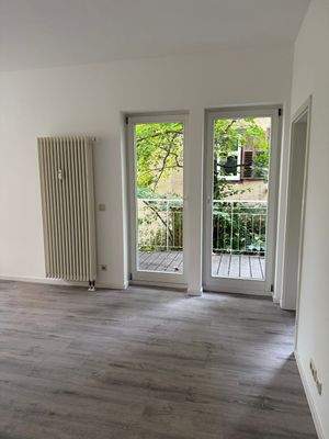 Blick aus dem Wohnraum zum Balkon