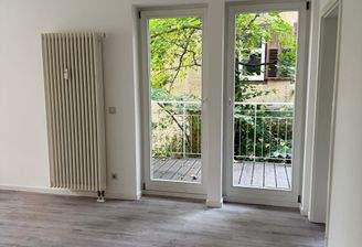 Blick aus dem Wohnraum zum Balkon