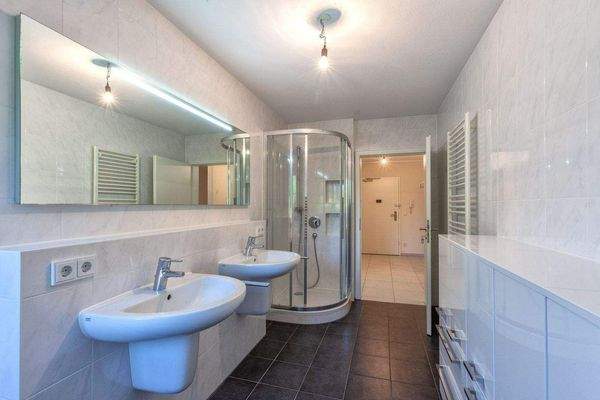 Bad mit Dusche im EG