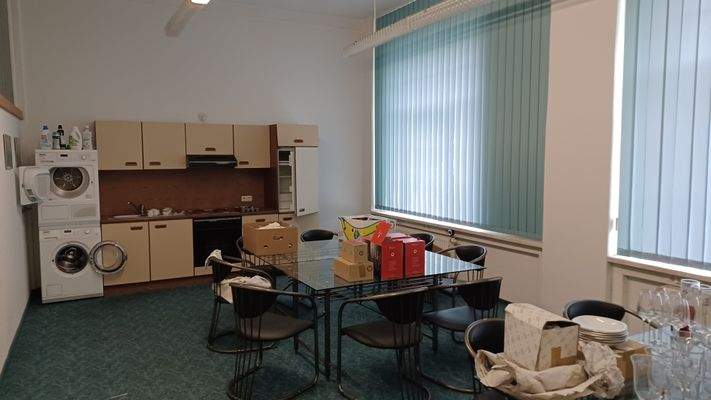 Zweites OG im Bürogebäude