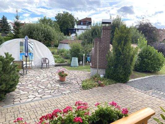 Blick von der Terrasse auf das Grundstück