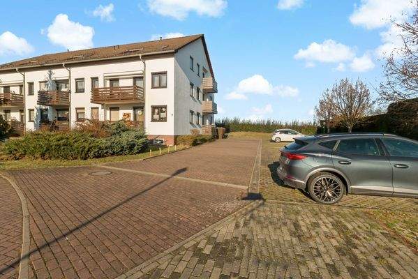 Hausansicht und Stellplätze