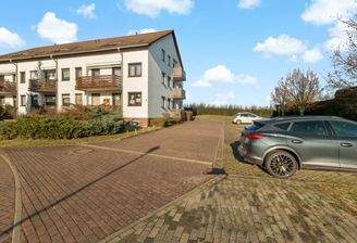 Hausansicht und Stellplätze