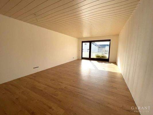 Wohnzimmer mit Balkon