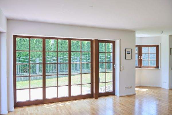 Wohnzimmer mit Blick auf die zweite Terrasse